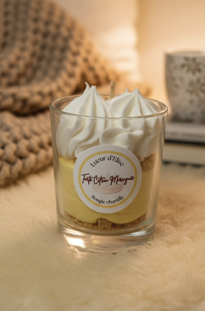Bougie gourmande trompe-l'œil tarte au citron meringuée avec chantilly en cire végétale et parfum de Grasse. Bougie artisanale
